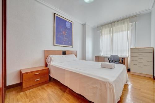 una camera da letto con un grande letto bianco e un comò di La Piscina de Cascajos by Clabao a Logroño