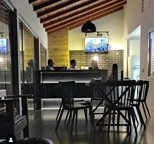 ein Restaurant mit Tisch und Stühlen und einer Bar in der Unterkunft Praia do Sonho in Palhoça