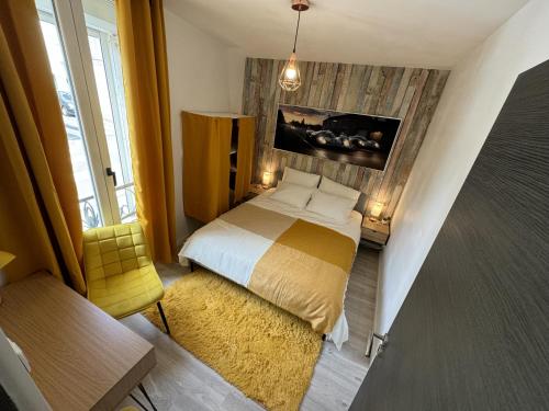 une chambre avec un lit et une télévision sur un mur dans l'établissement 24H Legend - House 10 People With Private Terrace, au Mans
