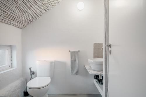 un bagno bianco con un water e un lavandino di Stunning Seaside Retreat in Azoia, Sesimbra - Casa da Serra a Casais da Azoia