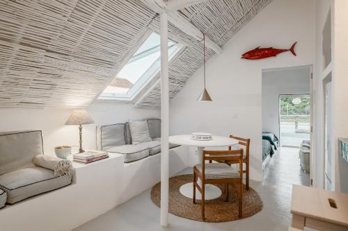 un soggiorno con un tavolo e un divano di Stunning Seaside Retreat in Azoia, Sesimbra - Casa da Serra a Casais da Azoia