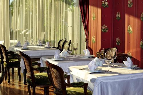 A restaurant or other place to eat at Villa Augusto Boutique Hotel & SPA