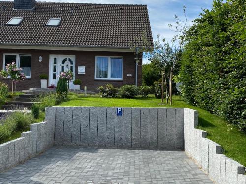 a retaining wall in front of a house at Heimathafen in Eckernförde