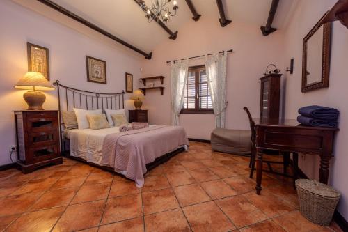 Ένα ή περισσότερα κρεβάτια σε δωμάτιο στο Luxury Canarian villa with large pool in Costa Teguise
