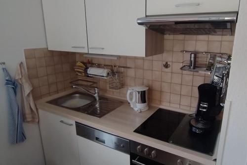 Kuchyň nebo kuchyňský kout v ubytování Ferienhaus Monika Nessmersiel