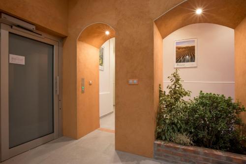 an entrance to a building with a door and a plant at Residence Beaune Sweet Home, 4 Appartements d'exception avec parking inclus in Beaune
