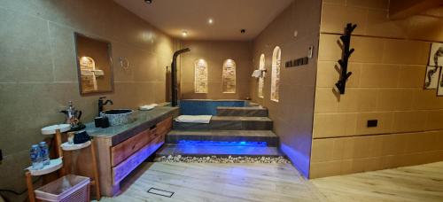 un bagno con un lavandino e due lavandini di Omani Guest House نزل البيت العماني a Nizwa