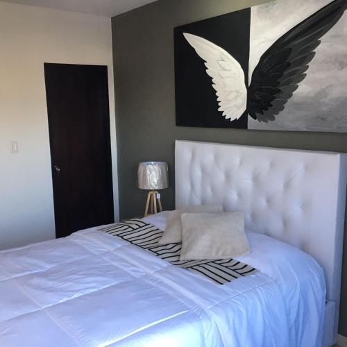 una camera con letto e testiera in bianco e nero di Lujoso apartamento en Valencia 4 a Valencia