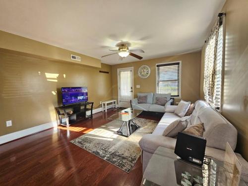 Two Story Queen Primaryにあるテレビまたはエンターテインメントセンター