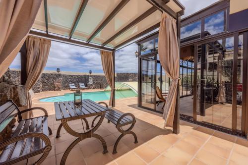 Luxury Canarian villa with large pool in Costa Teguise