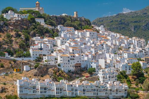 Stylish 3 bed house 2 bathrooms, with patio, roof terrace and communal pool 5 minutes away from the beautiful Spanish white village of Casares Pueblo and only 20 mins from the sea