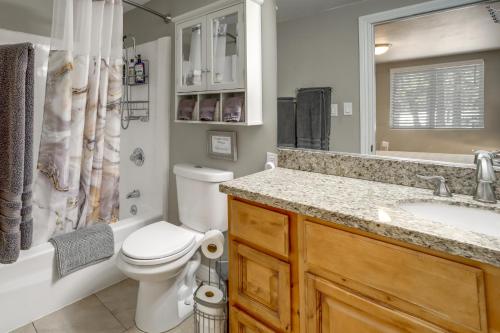 un baño con inodoro y lavabo en Fire Pit and Grill Spacious Forest Lakes Chalet, en Forest Lakes Estates