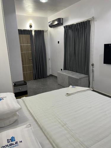 Ein Bett oder Betten in einem Zimmer der Unterkunft Double N Apartments