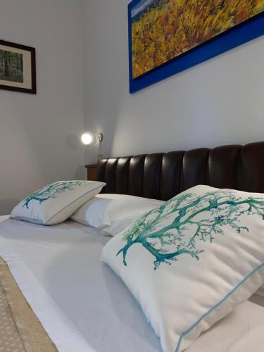 łóżko z dwoma poduszkami na górze w obiekcie Hotel Astoria w mieście Pineto