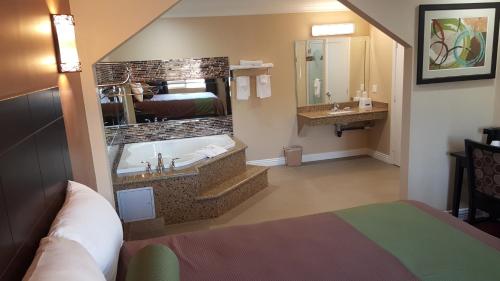 Kylpyhuone majoituspaikassa Travelodge Inn & Suites by Wyndham Bell Los Angeles Area