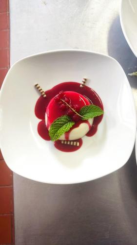 a red dessert on a white plate on a table at Zur Schlinge in Siebenhitz