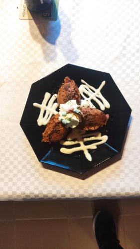a black plate of food on a table at Zur Schlinge in Siebenhitz