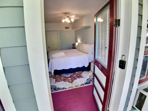 Ένα ή περισσότερα κρεβάτια σε δωμάτιο στο Downtown Savannah Suite Piedmont