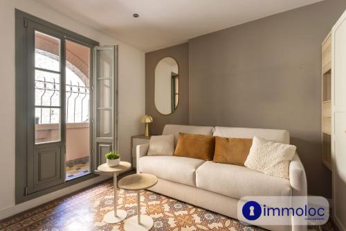 un salon avec un canapé et une fenêtre dans l'établissement Air-conditioned studio near Monaco, à Beausoleil