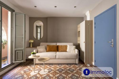 un salon avec un canapé et une table dans l'établissement Air-conditioned studio near Monaco, à Beausoleil