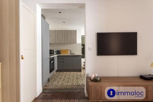 Il dispose d'une cuisine avec une télévision murale à écran plat. dans l'établissement Air-conditioned studio near Monaco, à Beausoleil