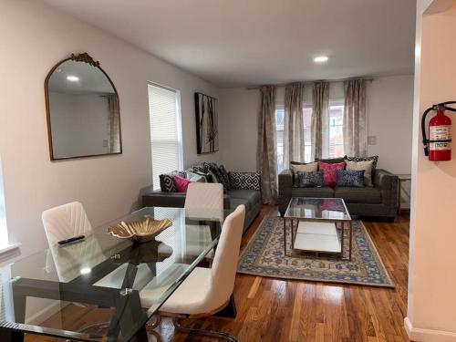 Ruang duduk di Ridgewood 3 KINGS bed 4 mins from Newark airport