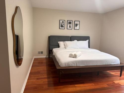 Katil atau katil-katil dalam bilik di Ridgewood 3 KINGS bed 4 mins from Newark airport