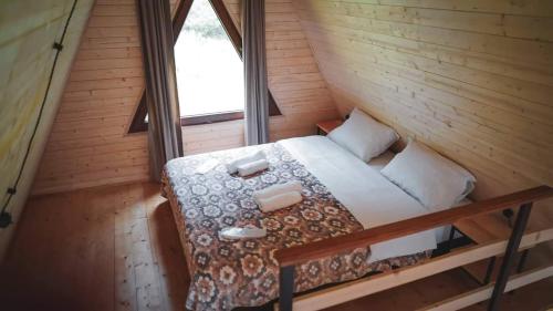 Postel nebo postele na pokoji v ubytování Off Inn Kazbegi