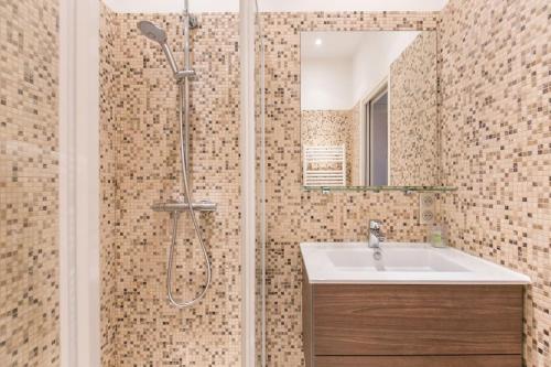 une salle de bain avec un lavabo et une douche dans l'établissement Cœur de Voltaire - Loft cosy Parisien, à Paris