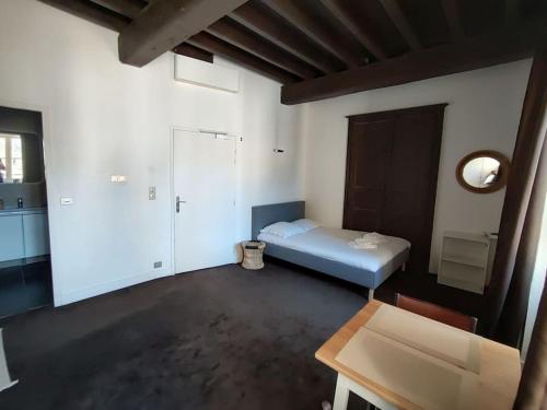 Appartement étage 2 sur cour aux Chartrons avec climatisation