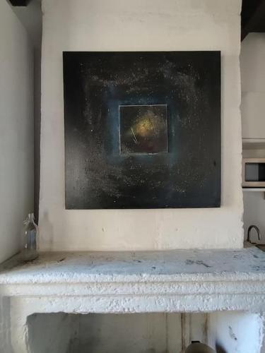 une peinture au-dessus d'une cheminée blanche dans l'établissement Appartement étage 2 sur cour aux Chartrons avec climatisation, à Bordeaux