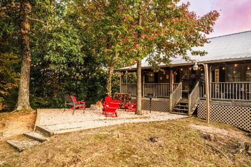 Κήπος έξω από το Mountain VIEWS! Private, Hot Tub, & Game Room.