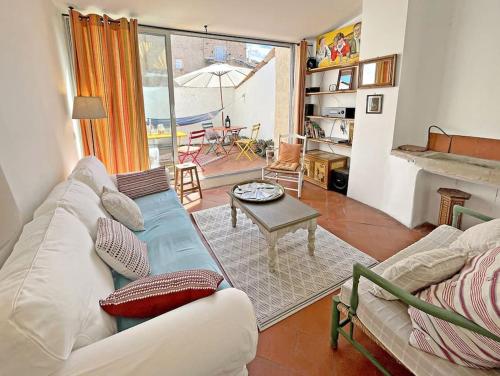 un salon avec un canapé et une table dans l'établissement Maison Loumio - Charming 4 double bedrooms village home -ultra fast wifi, à Aups