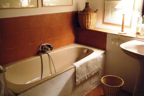 une salle de bain avec une baignoire et un lavabo dans l'établissement Maison Loumio - Charming 4 double bedrooms village home -ultra fast wifi, à Aups