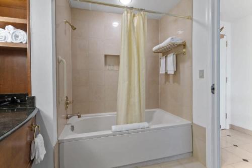Ванная комната в Boardwalk CozySuites Condo with kitchen 40