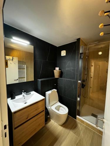 une salle de bain avec toilettes, lavabo et douche dans l'établissement Appartement T3 Pra Loup 1600, à Pra-Loup