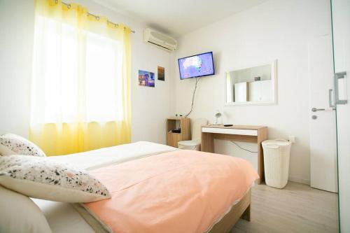 スプリトにあるApartment David, 2mins from town centreのベッドと窓のある病室