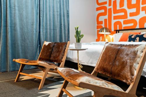 two chairs and a table in a room with a bed at 4bd Near Airport & Downtown - Volleyball - Games in Irving