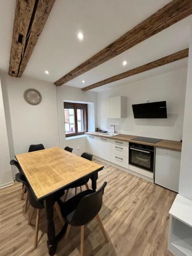 une cuisine avec une table et des chaises dans une pièce dans l'établissement Gite ALSACE SELESTAT, à Sélestat