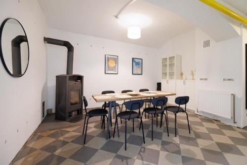 una stanza con tavolo, sedie e stufa di The Factory Flat a Vienna