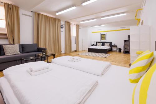 una camera da letto con due letti e un soggiorno di The Factory Flat a Vienna