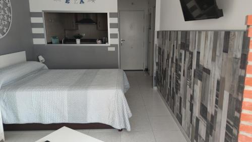 Ένα ή περισσότερα κρεβάτια σε δωμάτιο στο Estudio TORROX PLAYA- vistas al mar y piscina