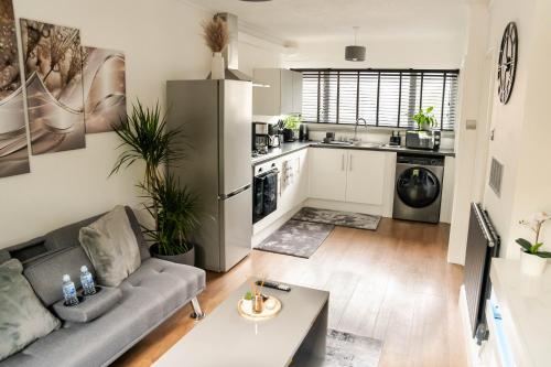 a living room with a couch and a kitchen at Modern 1 bed apartment in Greenwich - WIFI - NETFLIX and stations nearby in London