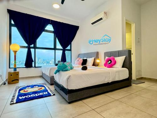 Postel nebo postele na pokoji v ubytování Atlantis Residences Melaka by HeyStay Management