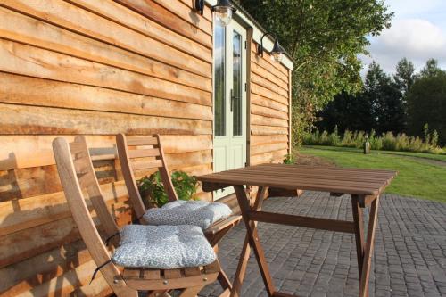 Taman di luar Luxury Shepherds hut - The Foxglove by the Lake