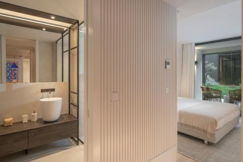 Luxury Garden Apartment at Savoy Insular