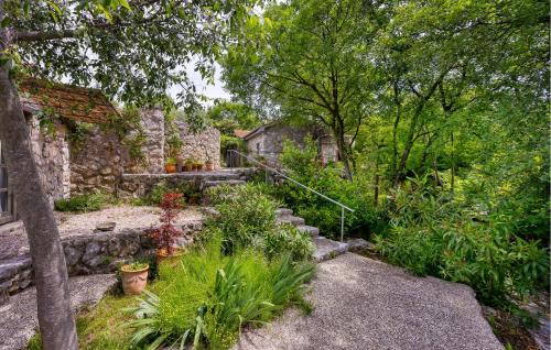 Aed väljaspool majutusasutust 2 Bedroom Pet Friendly Home In Malinska