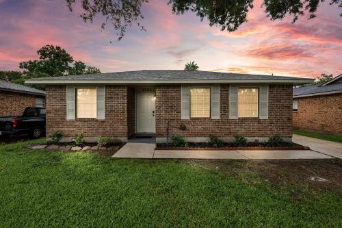 a small brick house with at Cozy and Stylish 3-Bedroom Sanctuary in Seabrook