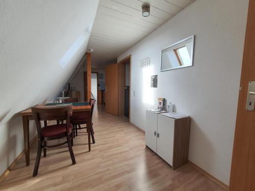 eine Küche und ein Esszimmer mit Tisch und Stühlen in der Unterkunft Nordsee-Hafen Apartment-Zentrale Ferienwohnung in Wilhelmshaven