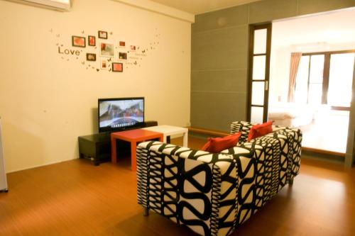 Una televisión o centro de entretenimiento en Sanyi Happiness B&B